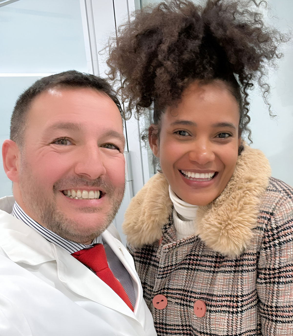 Denny Mendez con il dott. Joseph Luraschi, chiropratico in Milano